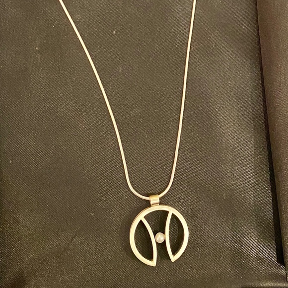 Modern Silver Pendant with Pearl and Chain - Picture 5 of 5